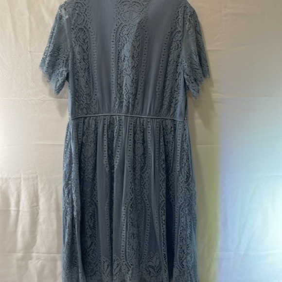 Elegant Lace Dress in Light Blue - Picture 6 of 9
